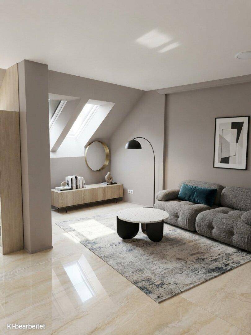Gemütliches Wohnzimmer mit Dachschrägen, Oberlichtern und modernem Sofa.
