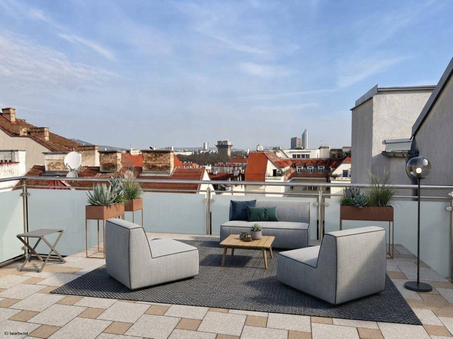 Helle Dachterrasse mit modernen Lounge-Möbeln, Glasgeländer und weitem Stadtblick.