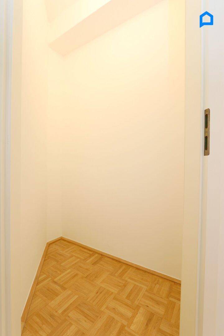 Kleiner Abstellraum mit Parkettboden und weißen Wänden, ideal für zusätzlichen Stauraum.