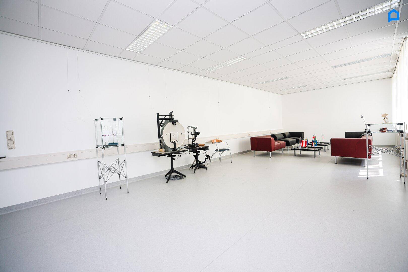 Großer offener Raum mit Loungebereich und verschiedenen Geräten, ideal für flexible Nutzung.
