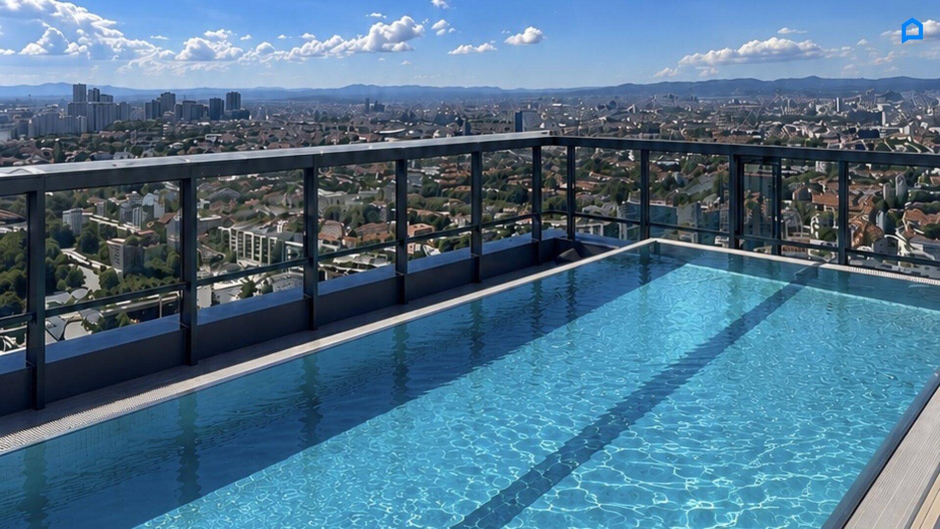 Dachterrassenpool mit atemberaubendem Stadtblick unter blauem Himmel.