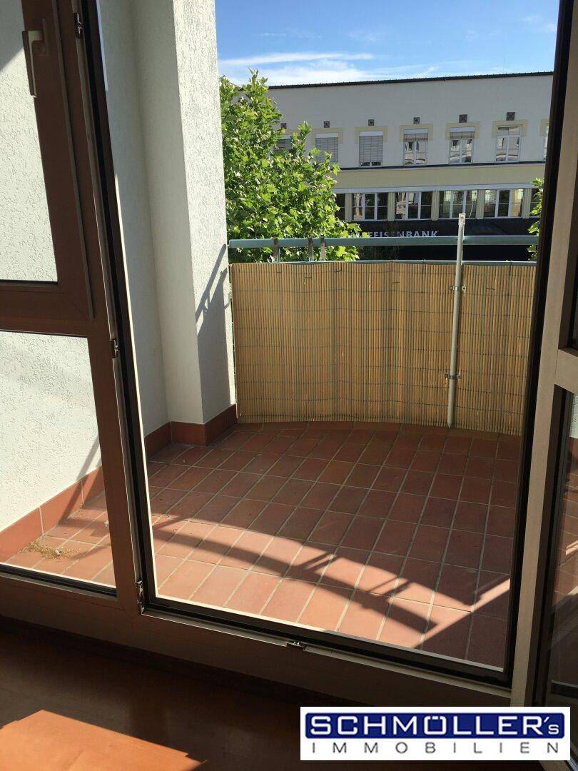 Sonniger Balkon mit Terrakotta-Fliesen und Sichtschutz, bietet einen Blick auf die Umgebung.