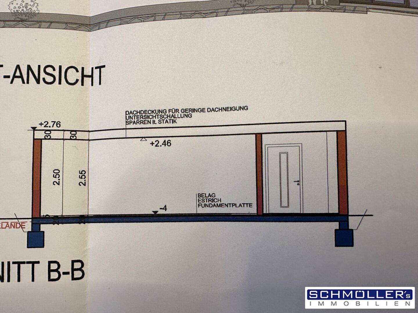 Gebäudeschnitt zeigt die Dachkonstruktion und die Raumhöhen im Obergeschoss.