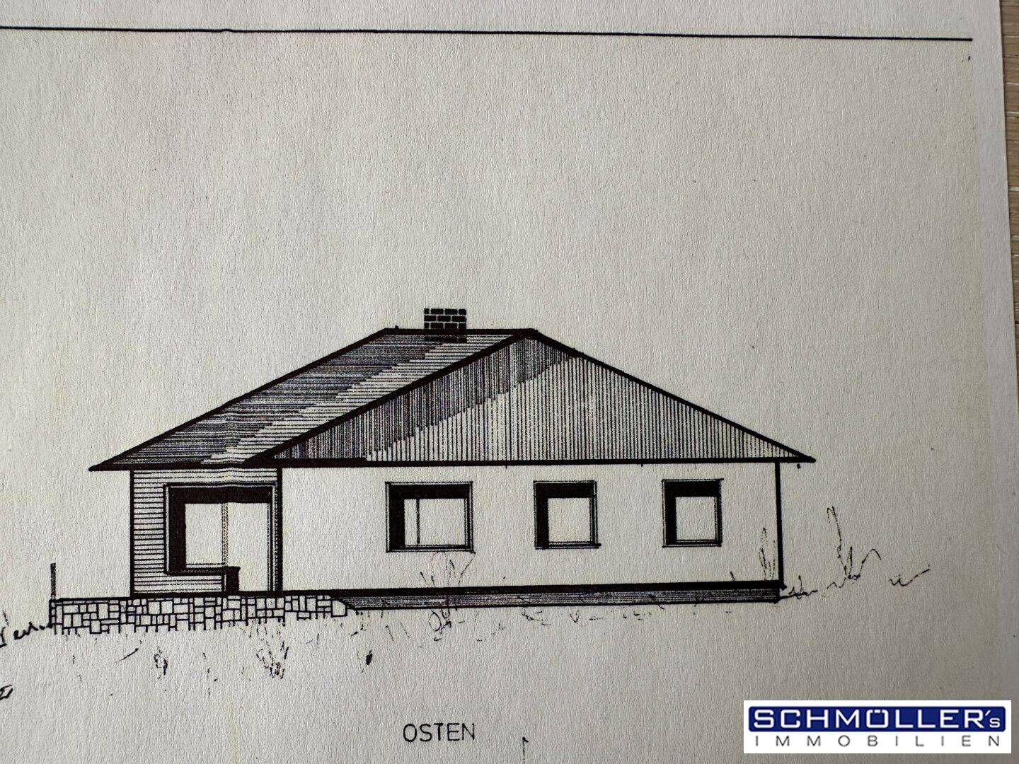 Architektonische Skizze der Ostfassade eines Hauses mit Satteldach und mehreren Fenstern.