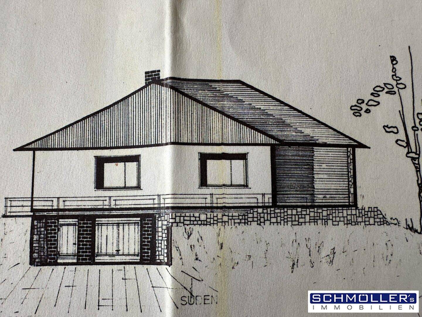 Architektonische Skizze der Südfassade eines Hauses mit Terrasse und Kellerzugang.