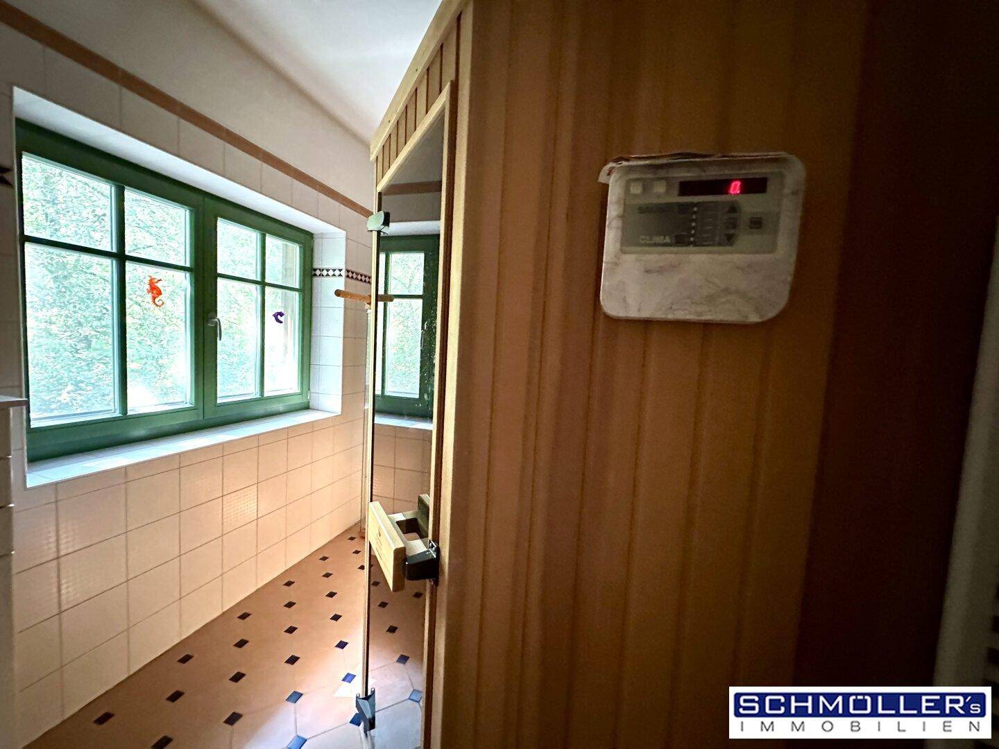 Heller Raum mit integrierter Sauna und Fenster, ideal zur Entspannung und Wellness.