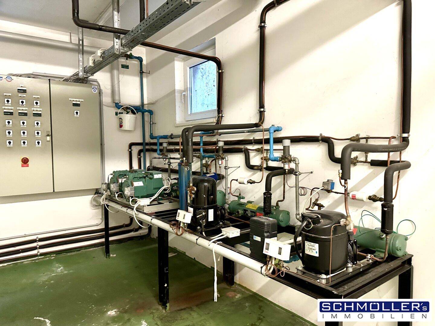 Technikraum mit komplexen Rohrleitungen, Pumpen und Steuerungselementen für die Gebäudetechnik.