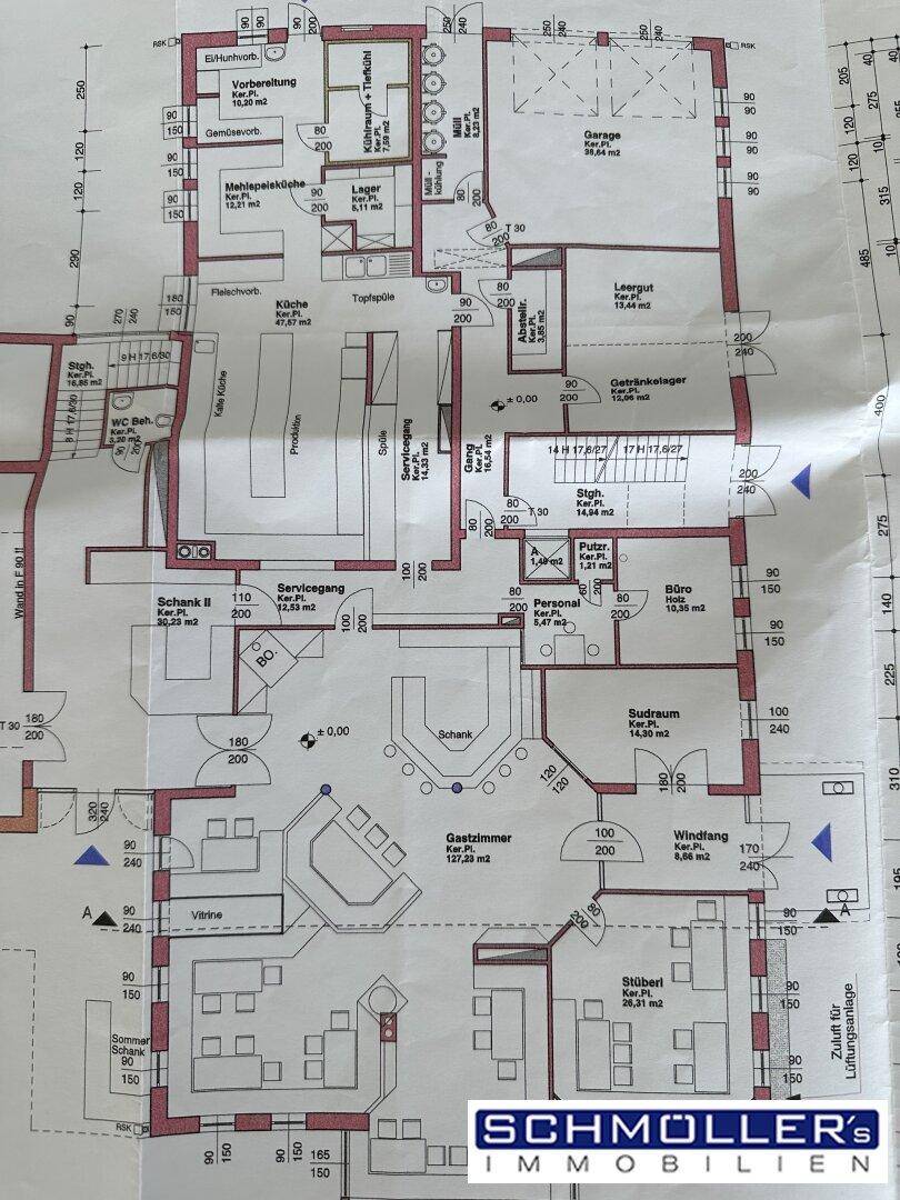 Detaillierter Grundriss mit verschiedenen Räumen, darunter Gastzimmer, Küche und Lagerbereiche.