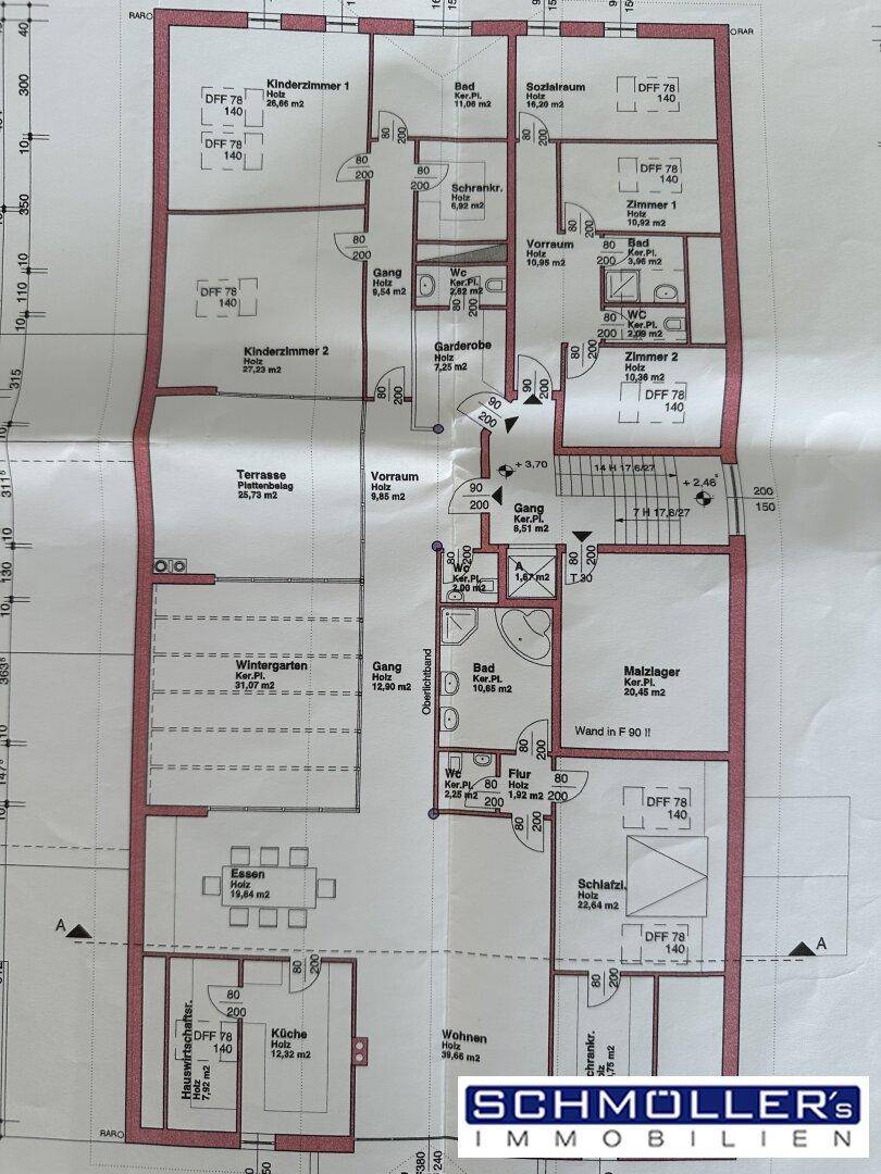 Grundriss des Erdgeschosses mit Wohnbereichen, Kinderzimmern, Bädern und Zugang zur Terrasse.
