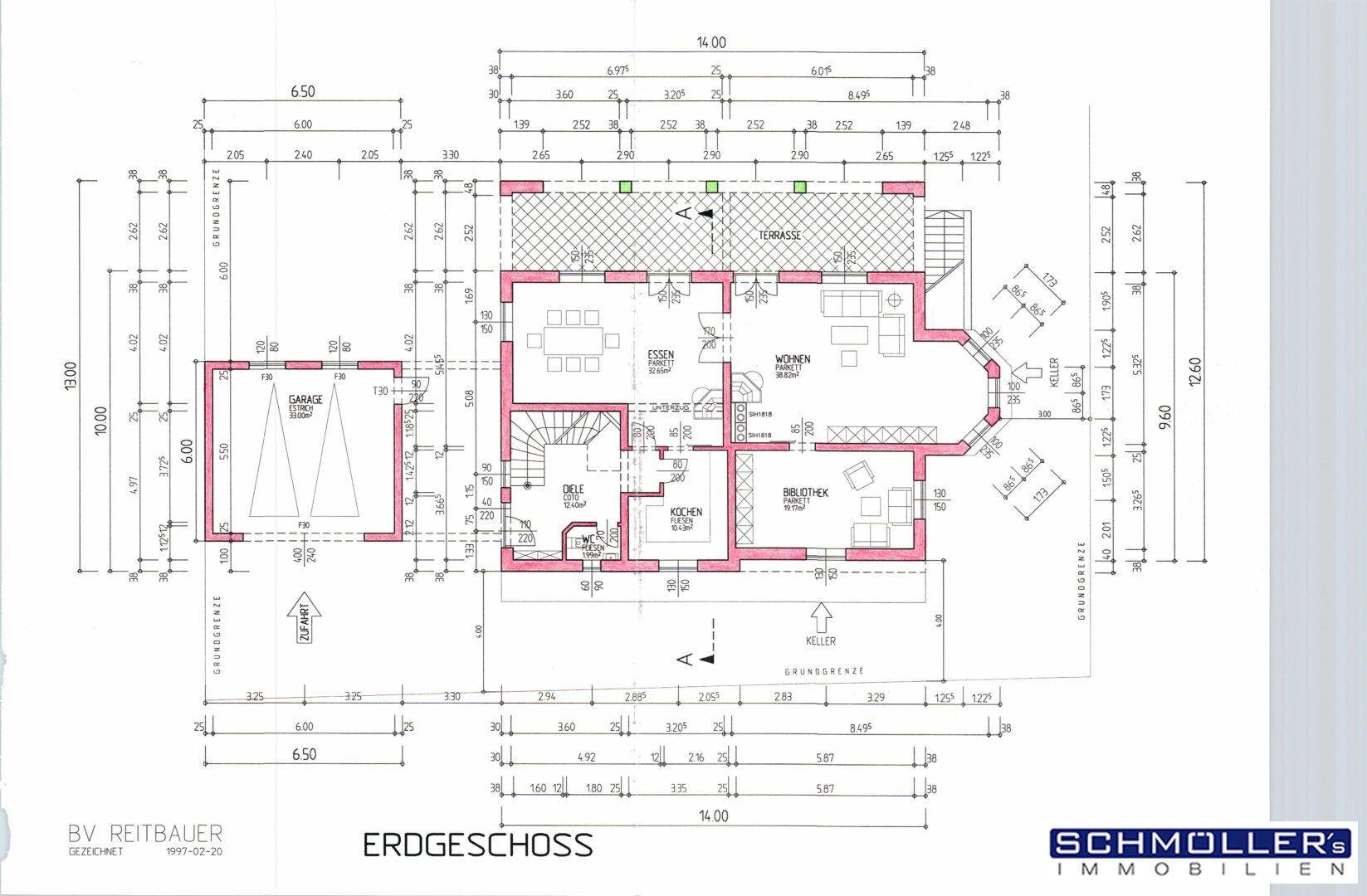 Detaillierter Bauplan des Erdgeschosses mit Maßen, Garage, Terrasse und Raumaufteilung.