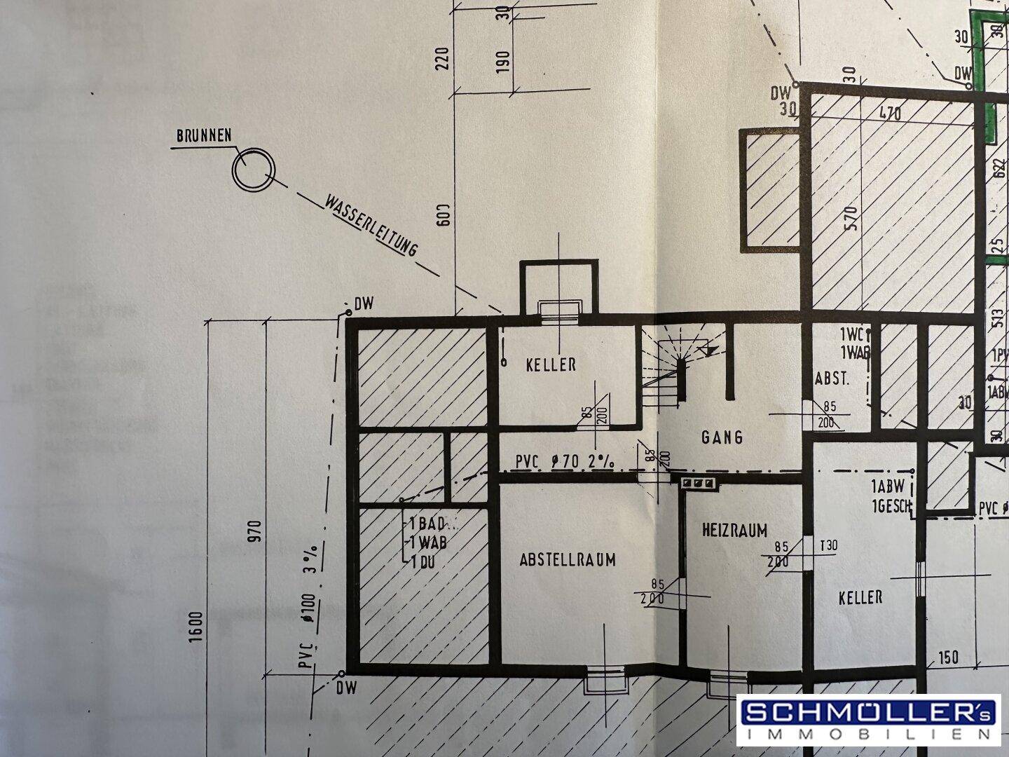 Handgezeichneter Grundriss des Kellergeschosses mit Heizraum, Abstellräumen und Bad.