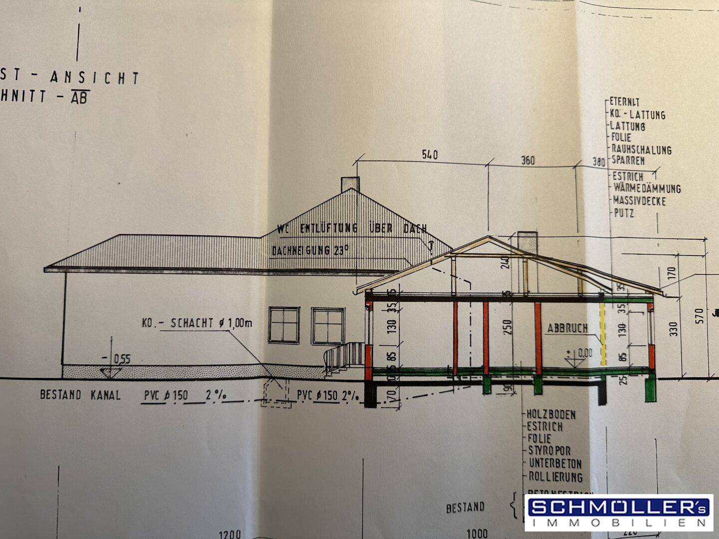 Architektonische Schnittzeichnung des Hauses mit Dachneigung und Konstruktionsdetails.