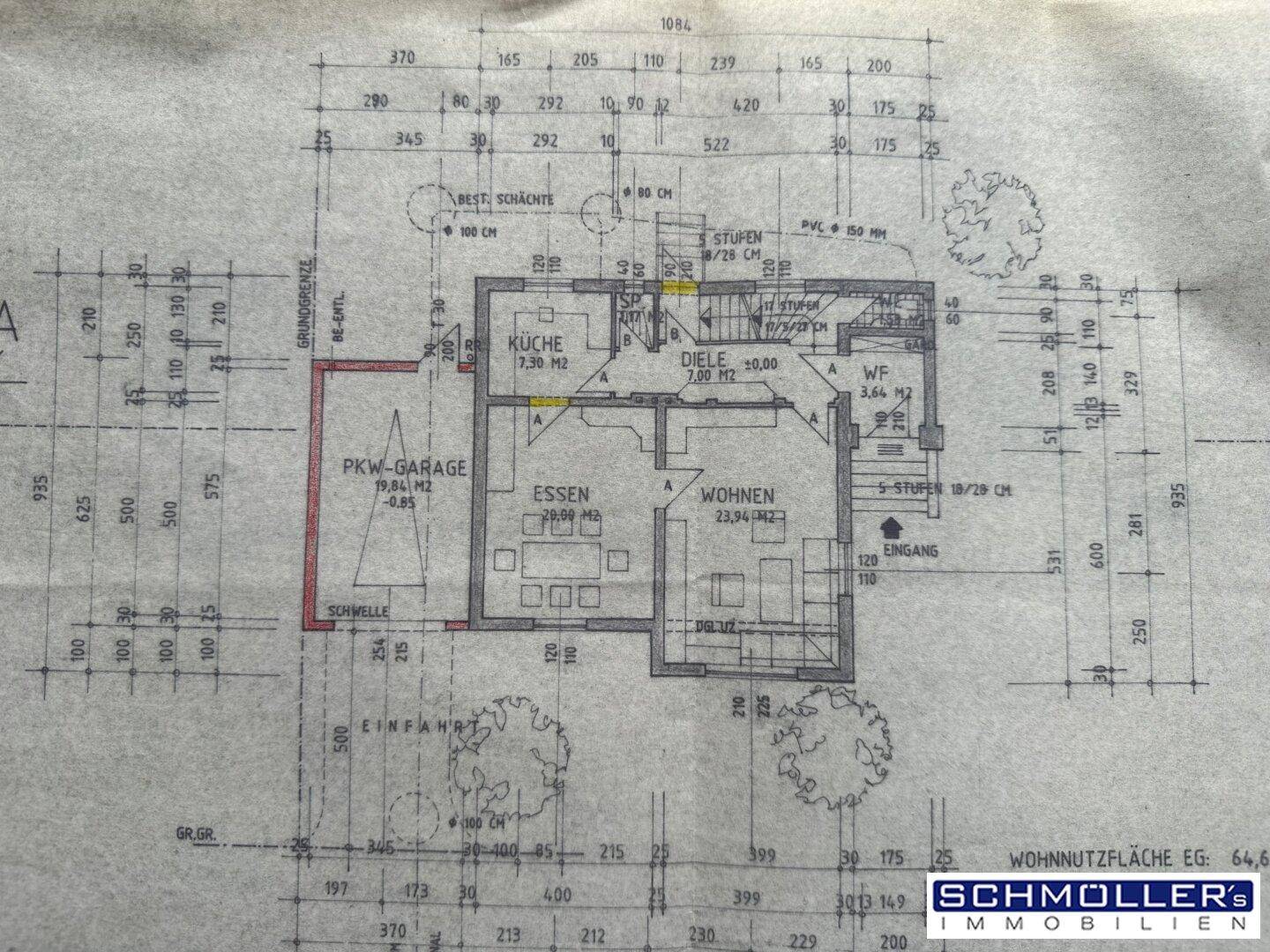 Architektonischer Grundriss des Erdgeschosses mit Garage, Küche, Ess- und Wohnbereich.