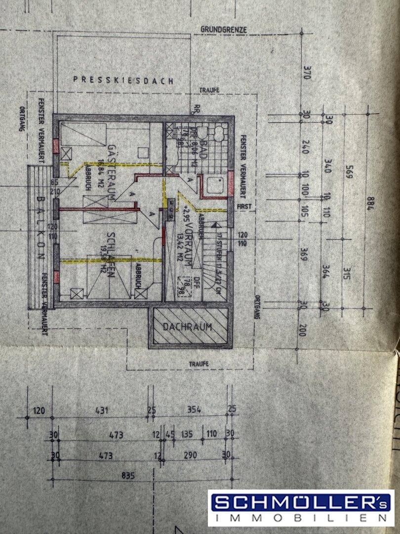 Architektonischer Grundriss des Obergeschosses mit Schlafzimmern, Bad und Balkon.
