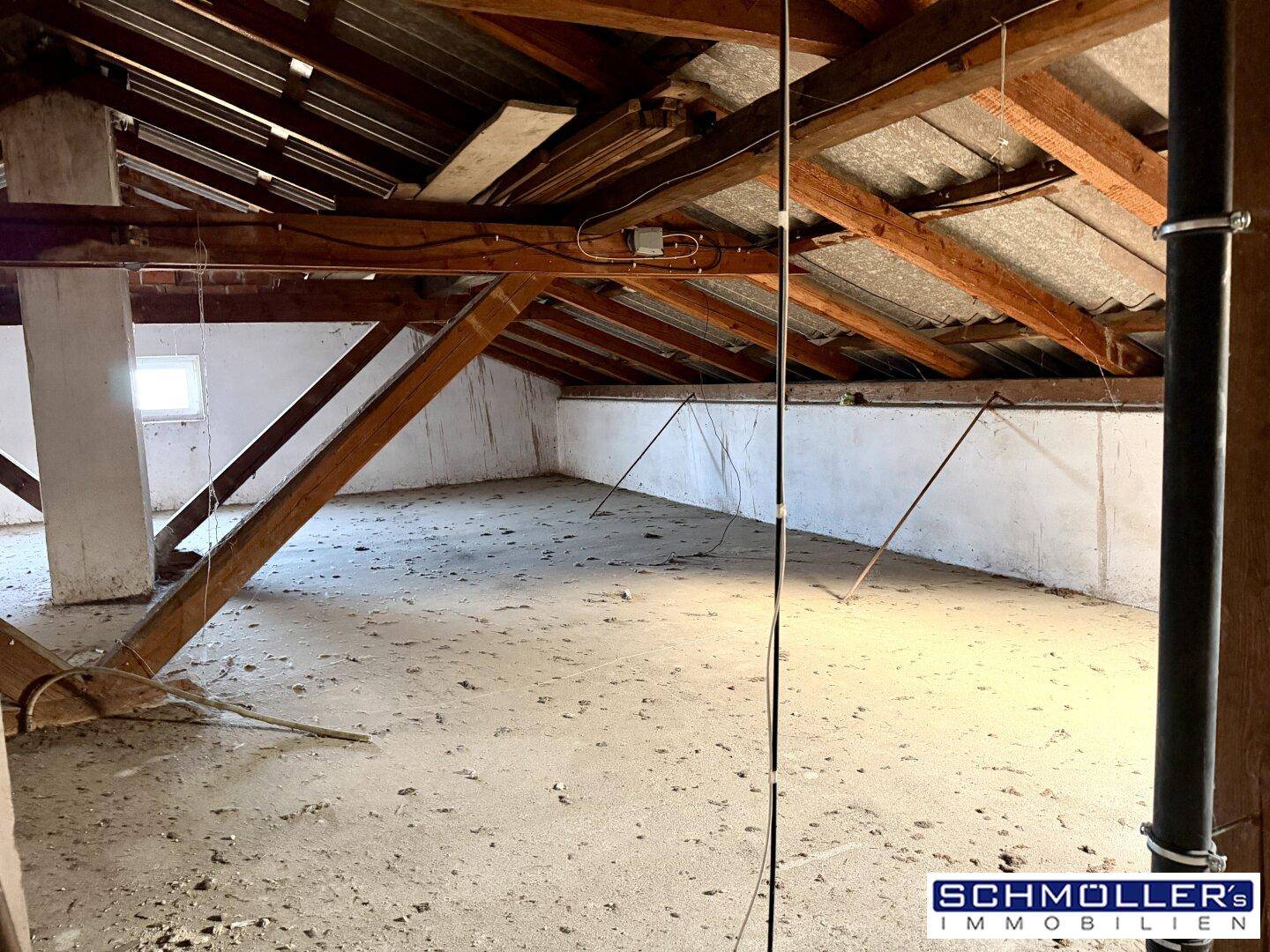 Unausgebauter Dachboden mit sichtbaren Holzbalken und viel Potenzial für Ausbau.