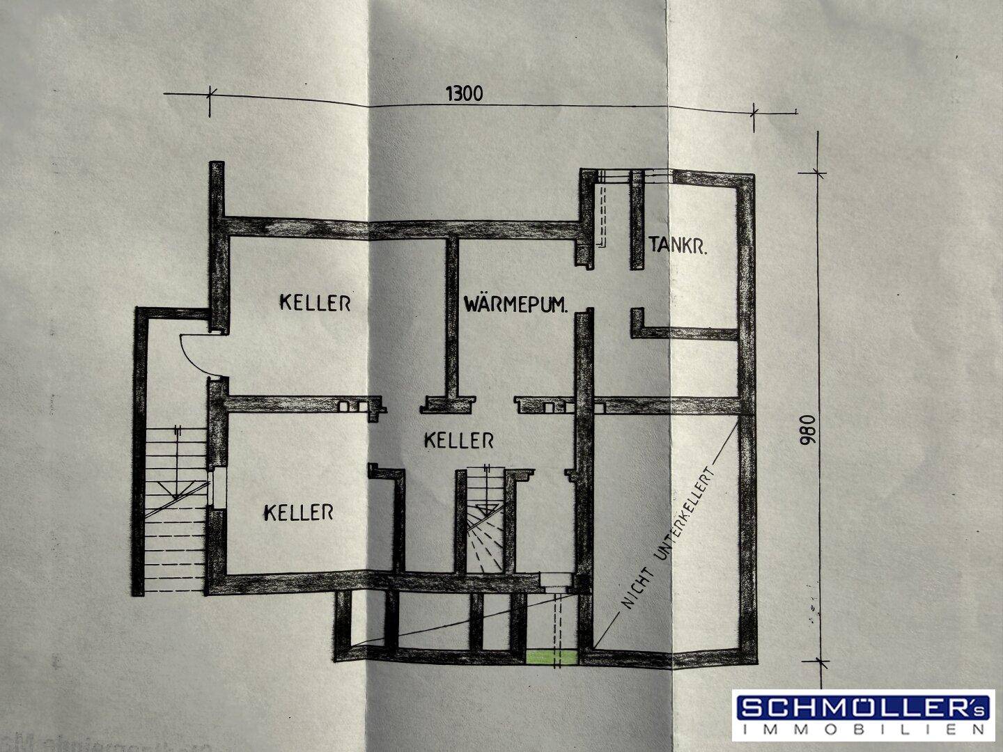 Handgezeichneter Grundriss des Kellergeschosses mit Kellerräumen und Wärmepumpe.