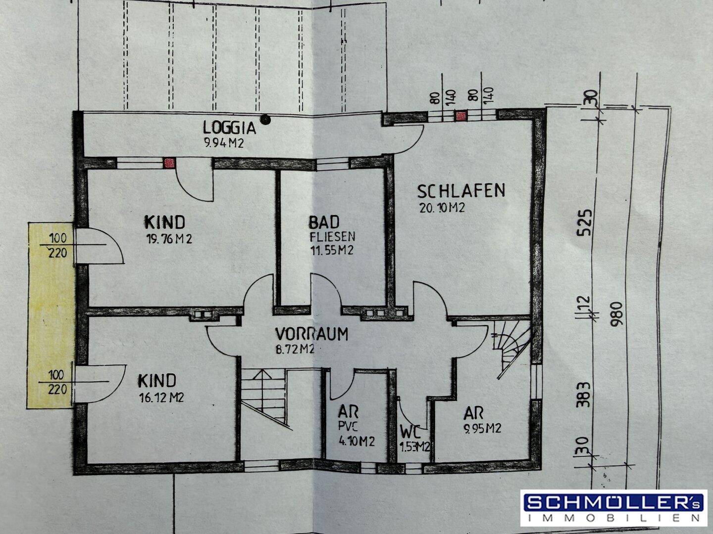 Handgezeichneter Grundriss des Obergeschosses mit Schlafzimmern, Bad und Loggia.