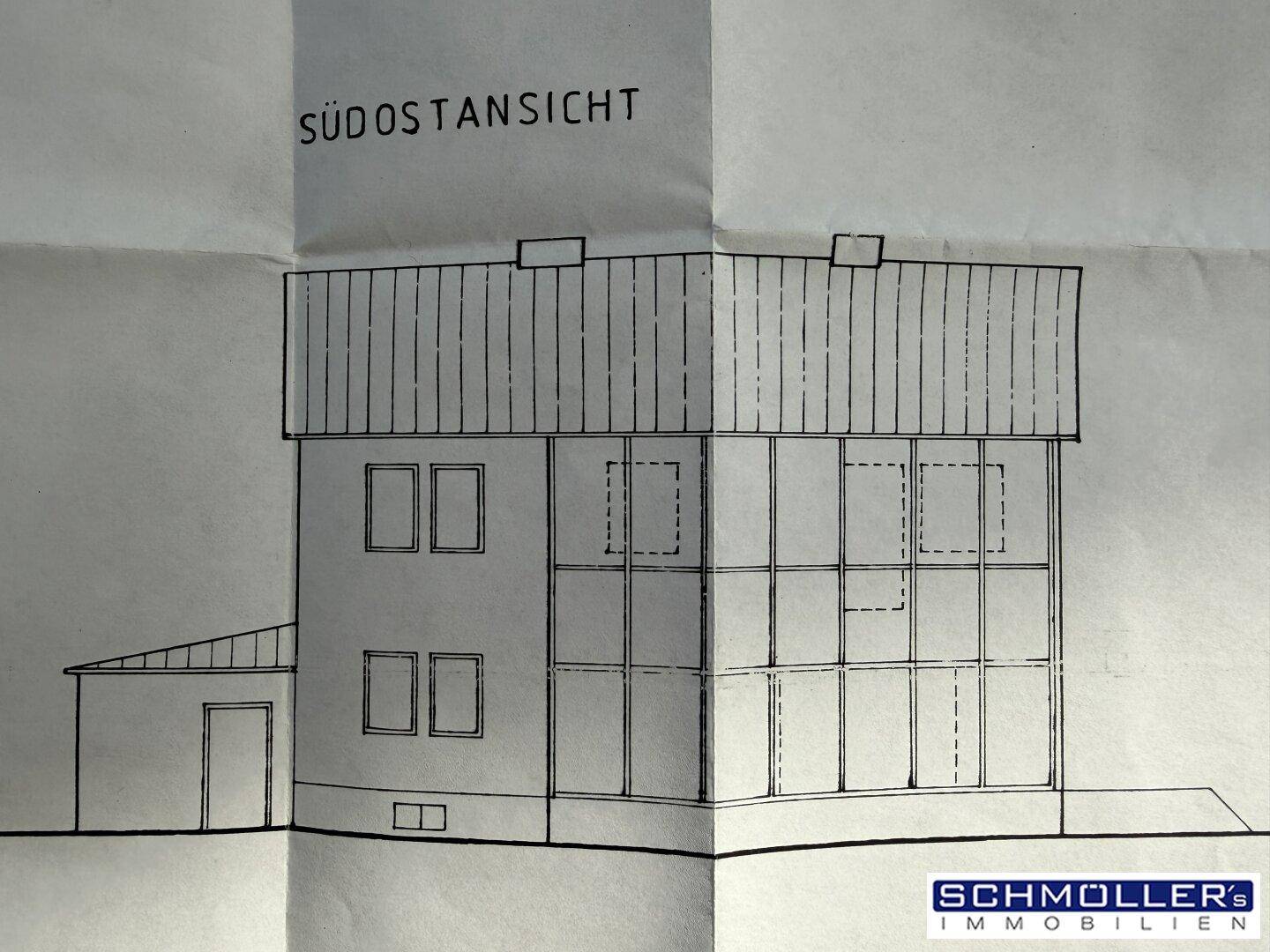 Südostansicht des Gebäudes mit großen Fensterfronten und Balkonen.