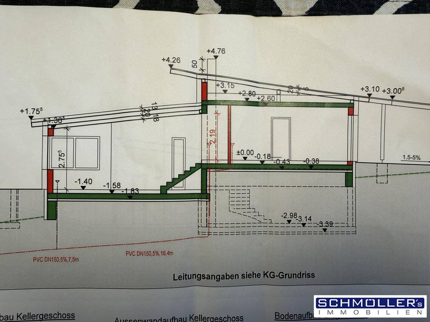 Schnittzeichnung des Gebäudes mit Höhenangaben und Kellergeschoss.
