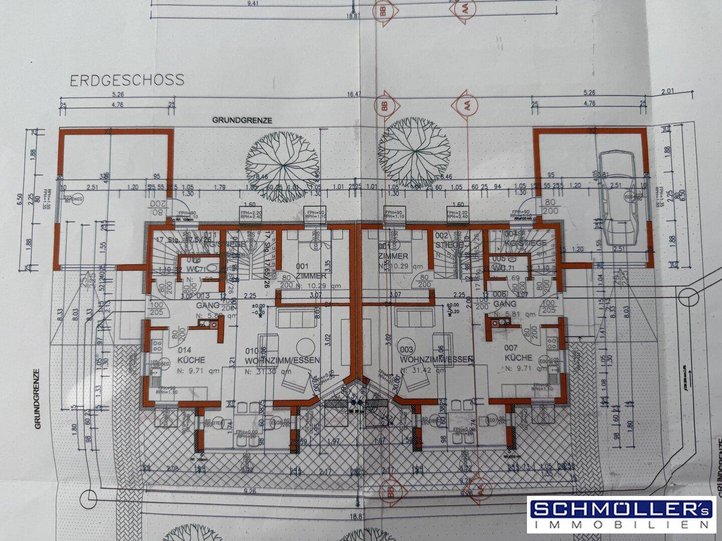 Technischer Grundriss des Erdgeschosses mit detaillierten Maßen und Raumaufteilung.
