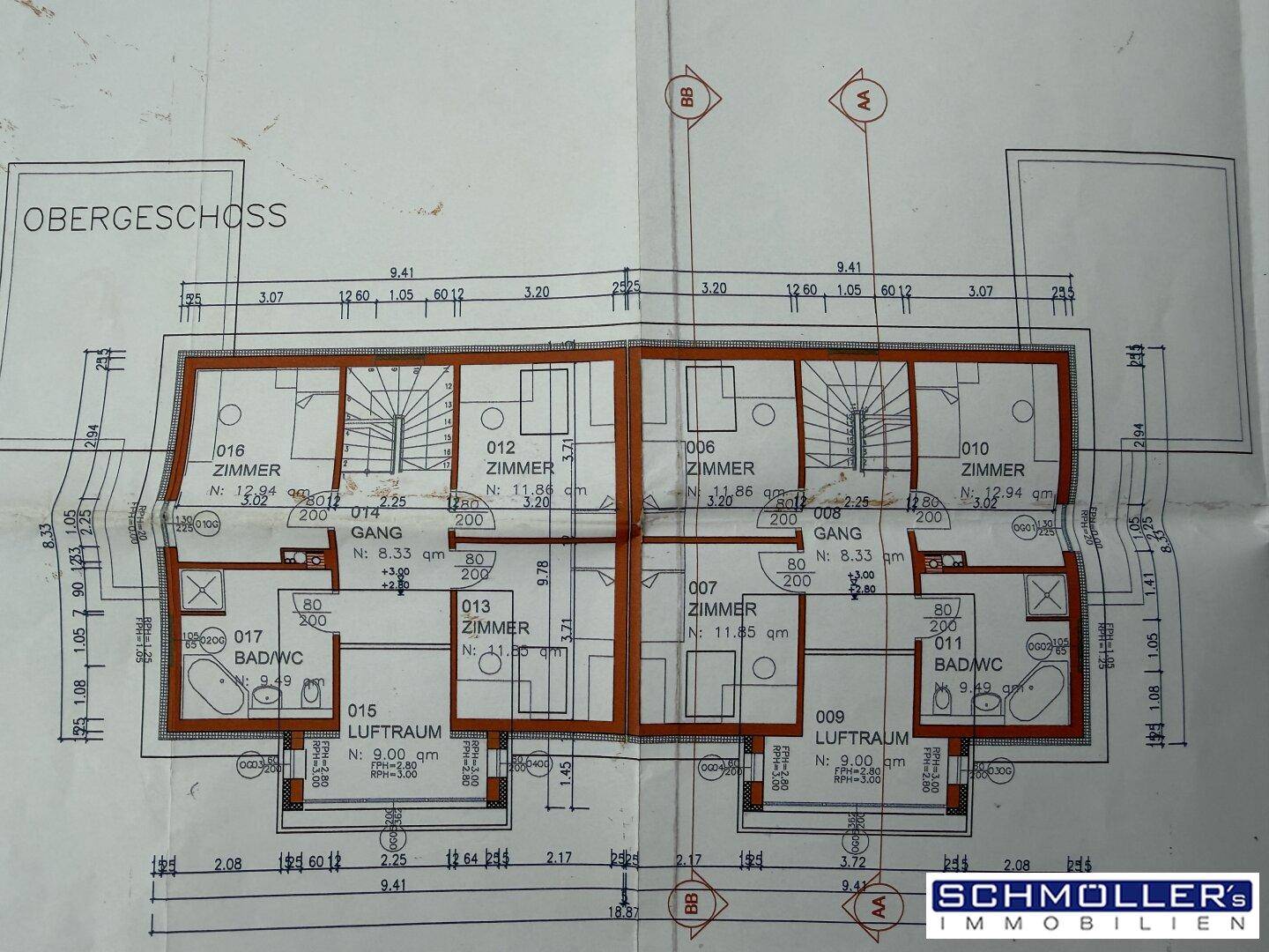 Technischer Grundriss des Obergeschosses mit Zimmern und Badezimmern.