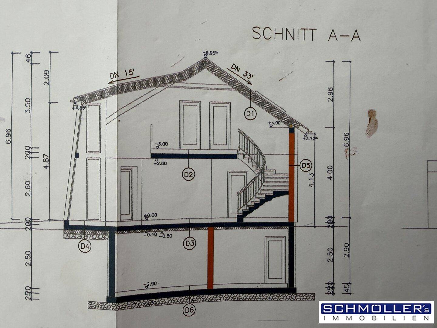Schnittzeichnung A-A des Gebäudes zeigt die vertikale Struktur und Geschosseinteilung.