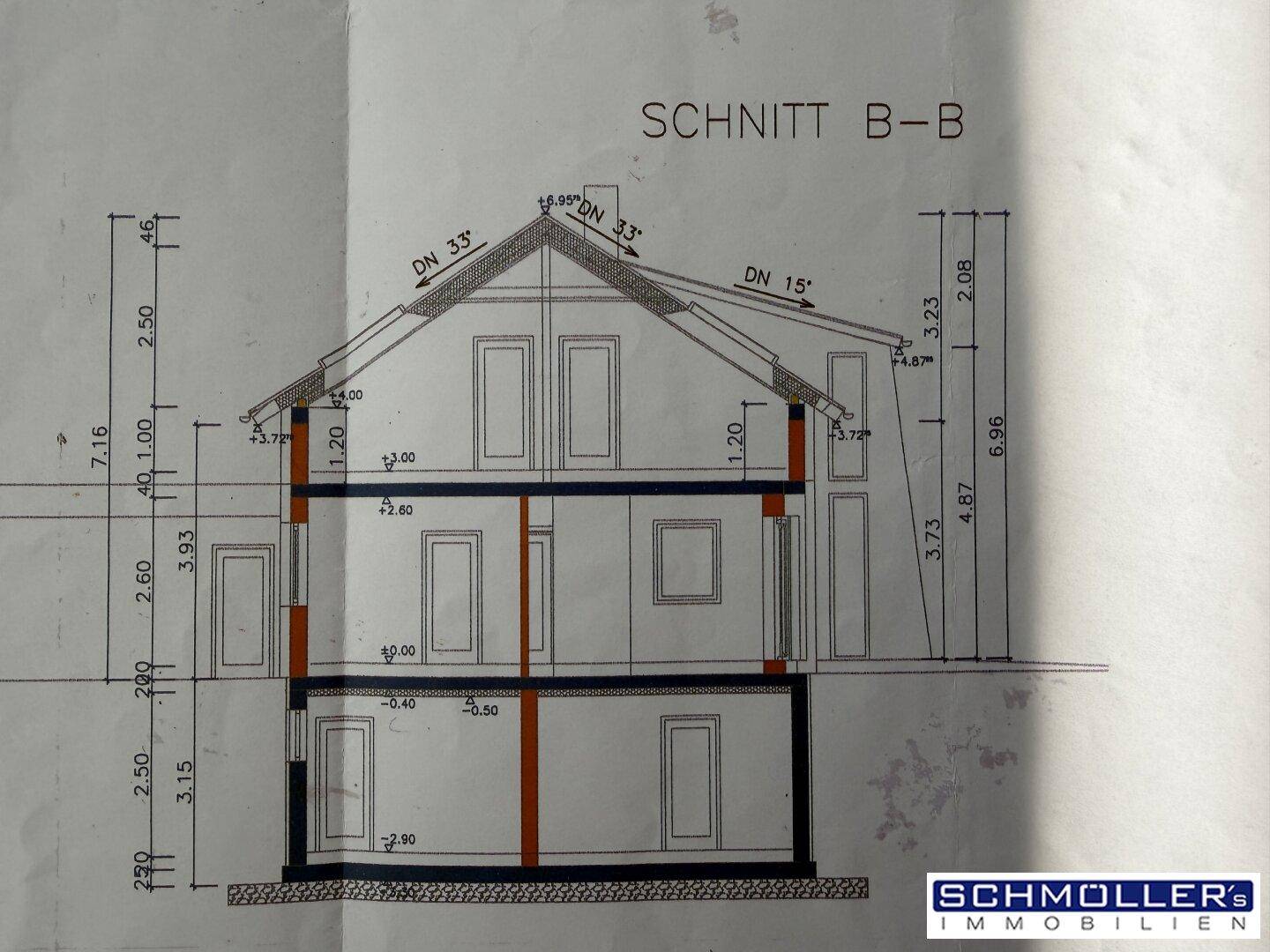 Schnittzeichnung B-B des Gebäudes mit Darstellung der Dachneigung und Geschosshöhen.