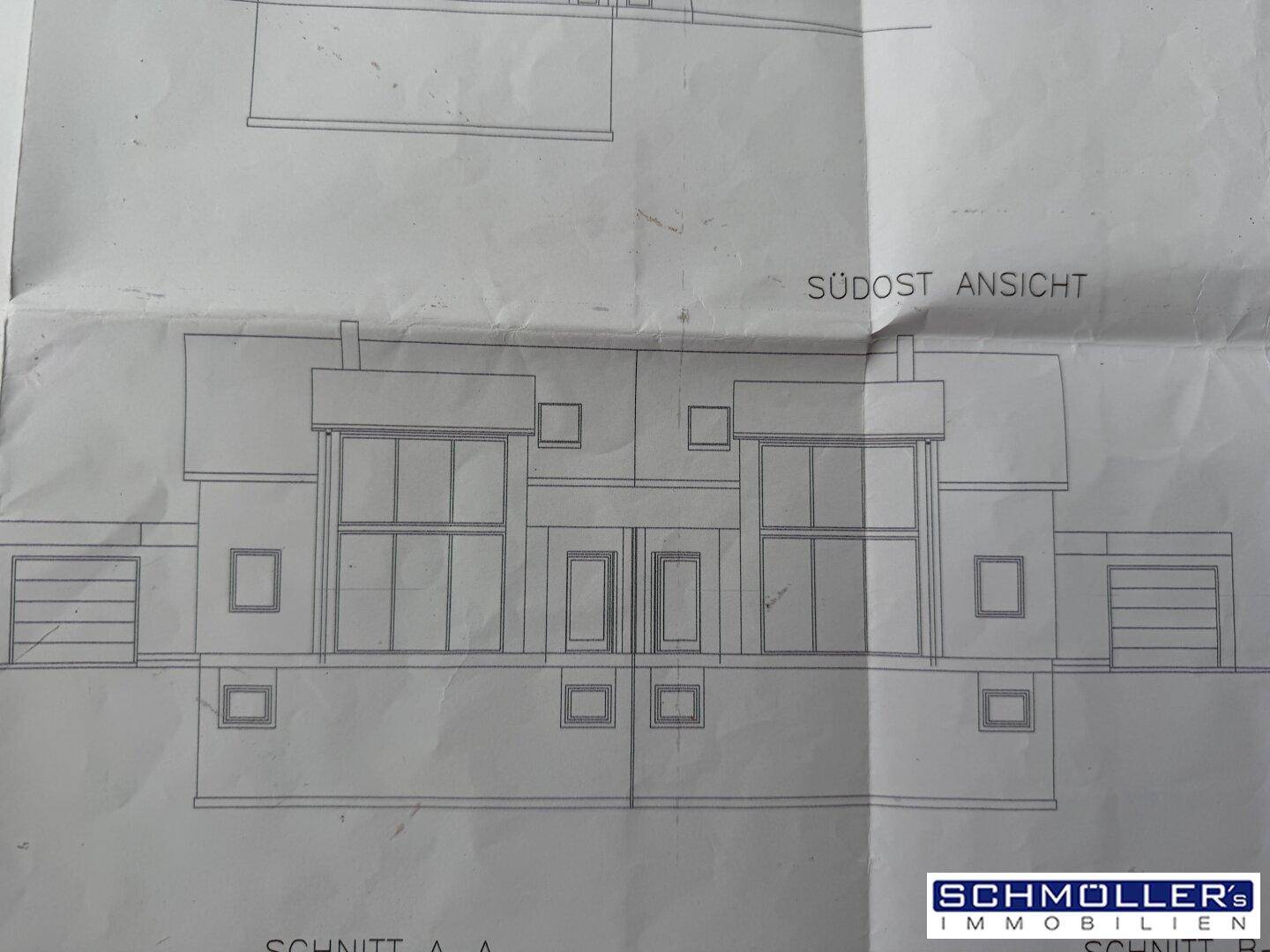 Südost-Ansicht des Gebäudes als technische Zeichnung mit Fenster- und Türpositionen.