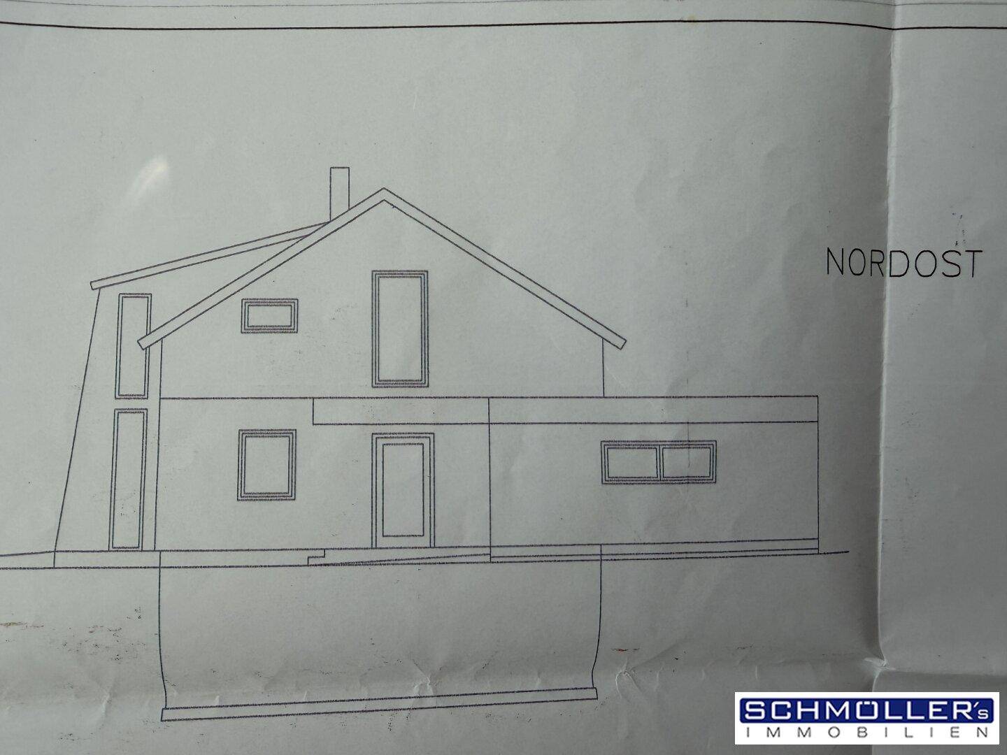 Nordost-Ansicht des Gebäudes als technische Zeichnung mit Fassadendetails.