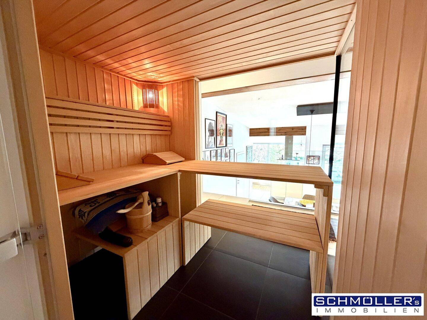 Private Sauna mit Holzverkleidung und Sitzbänken, bietet Entspannung und Wohlbefinden.