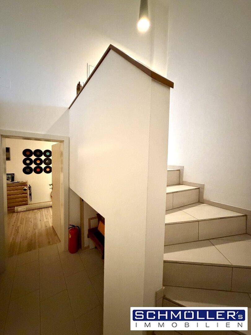 Heller Flur mit Treppe und Zugang zu weiteren Räumen im Haus.