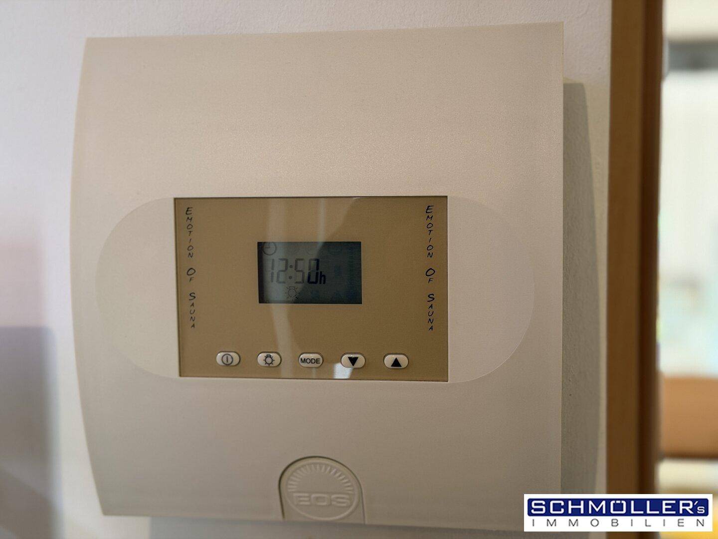 Nahaufnahme eines modernen Steuerpanels für eine Sauna oder Heizungsanlage.