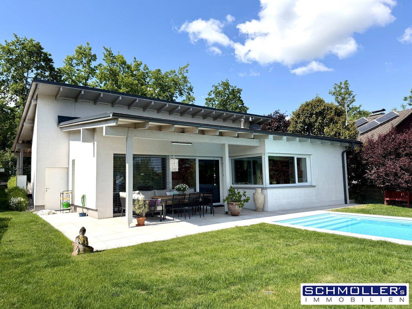 Elegantes Einfamilienhaus mit weitläufigem Garten, großer Terrasse und einem erfrischenden Swimmingpool.