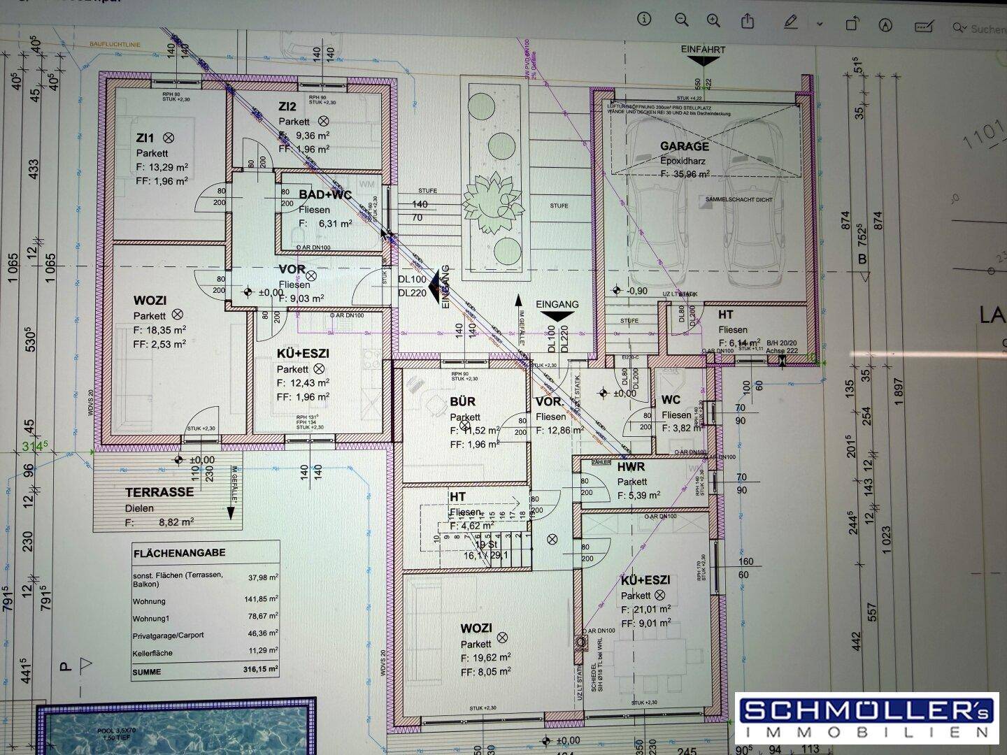 Grundriss des Erdgeschosses mit Wohnzimmer, Küche, Essbereich, zwei Schlafzimmern, Terrasse und Garage.