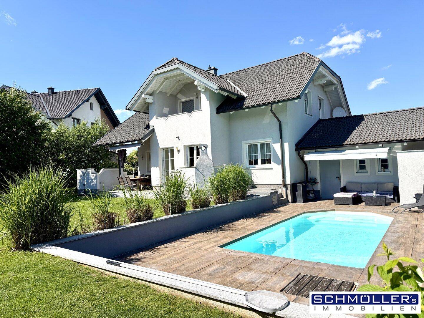 Großzügiger Gartenbereich mit privatem Pool und gepflegter Rasenfläche hinter dem modernen Einfamilienhaus.