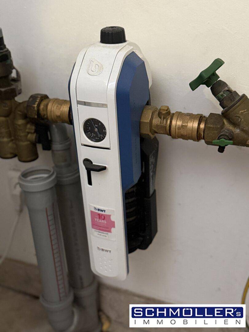 Detailansicht eines Wasserfiltersystems mit Manometer und Absperrventil in der Haustechnik.