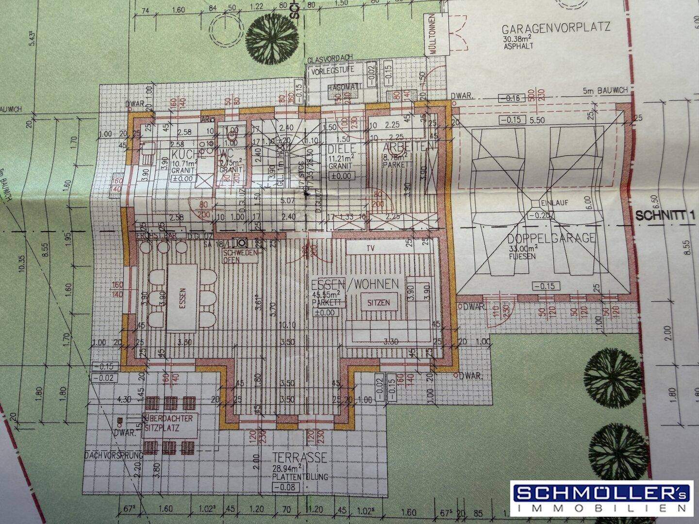 Grundriss des Erdgeschosses mit offenem Wohn-Essbereich, Küche, Büro und Doppelgarage.