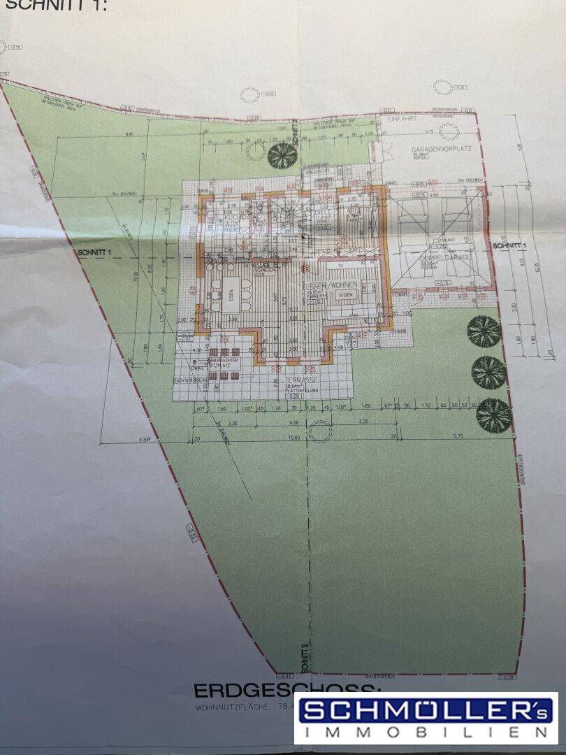Gesamtlageplan mit Erdgeschoss-Grundriss, der die Anordnung des Hauses auf dem Grundstück darstellt.