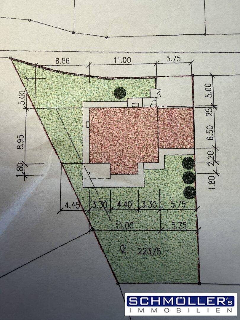 Lageplan des Grundstücks mit eingezeichnetem Haus, Gartenflächen und Abmessungen.