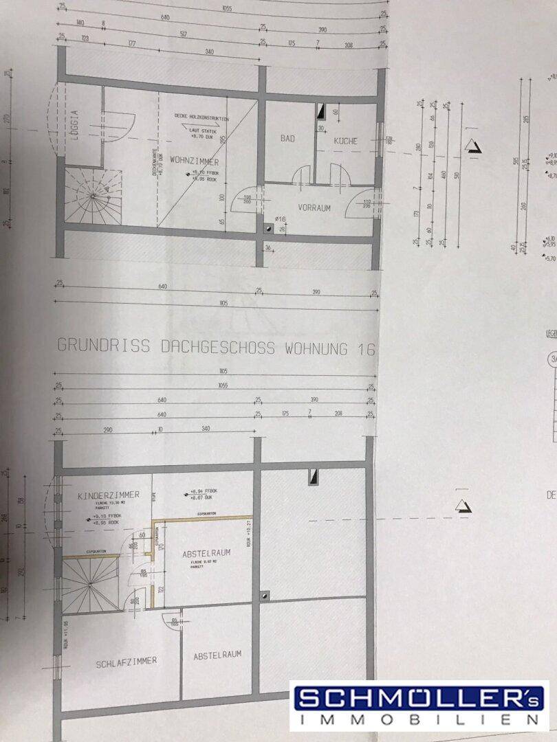 Grundriss des Dachgeschosses mit Wohnzimmer, Bad, Küche, Kinderzimmer und Abstellräumen.