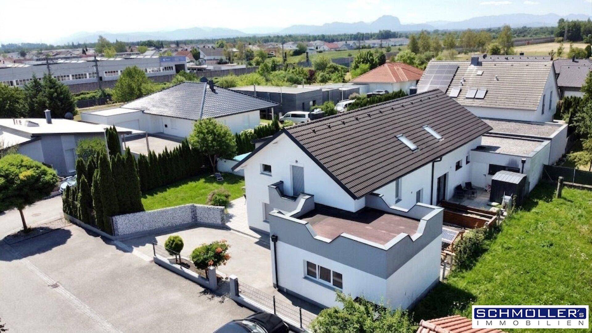 Luftaufnahme eines Wohnhauses mit Satteldach in einer ruhigen Wohngegend und grüner Umgebung.