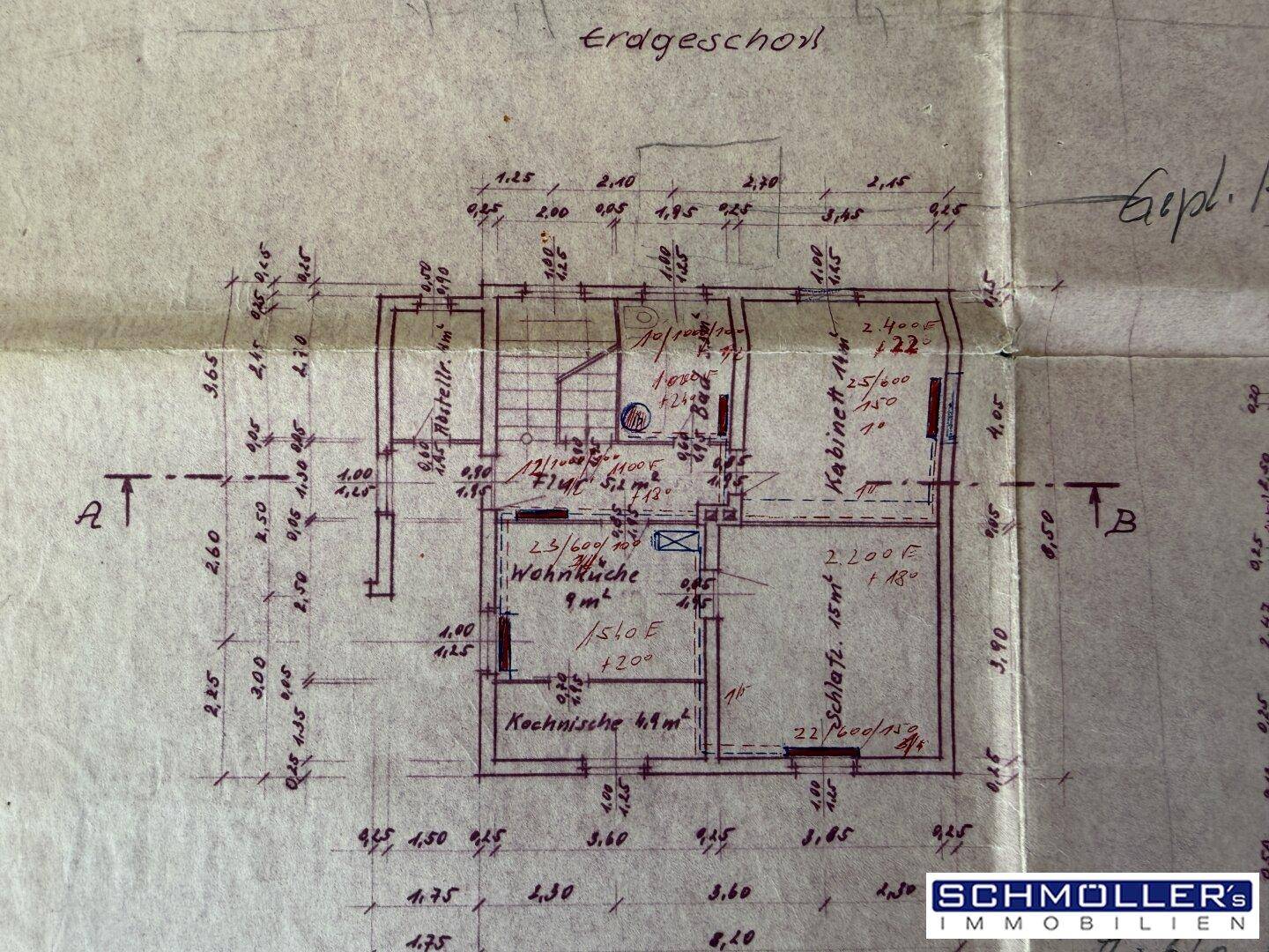 Handgezeichneter Grundriss des Erdgeschosses mit Wohnküche, Kabinett und Treppenaufgang.