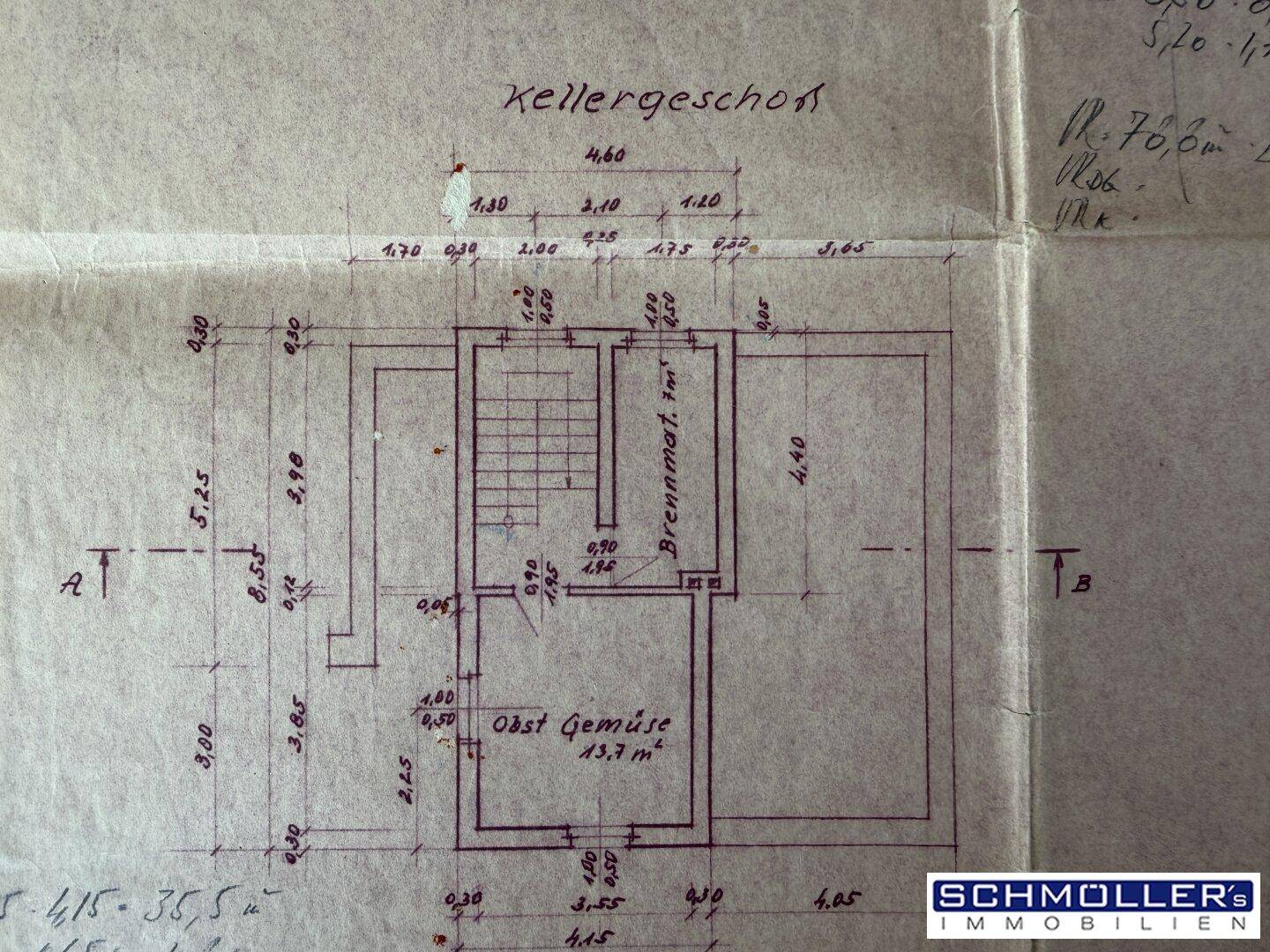 Handgezeichneter Grundriss des Kellergeschosses mit Lagerflächen für Obst und Gemüse sowie Treppenhaus.