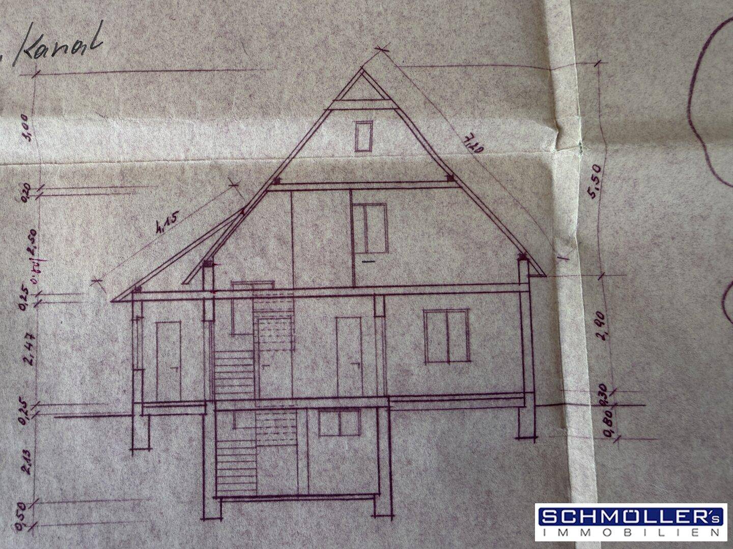 Handgezeichneter Querschnitt eines Hauses mit Keller, Erdgeschoss und Dachgeschoss, inklusive Maßen.