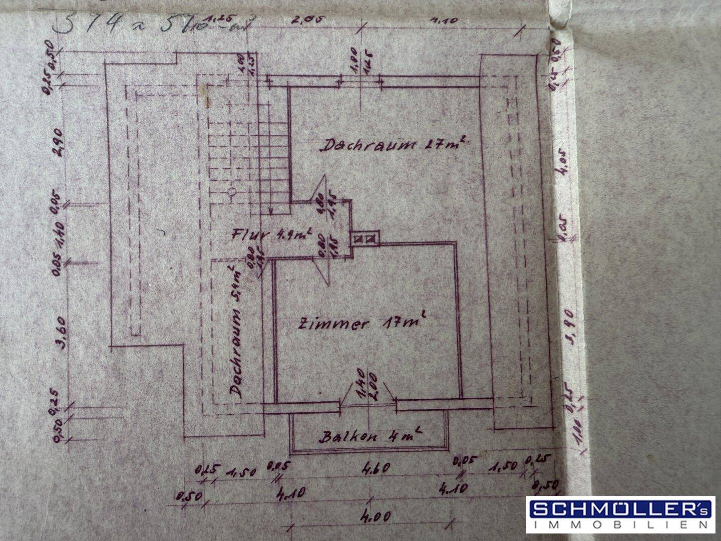 Handgezeichneter Grundriss des Dachgeschosses mit Zimmern, Flur und Zugang zu einem Balkon.