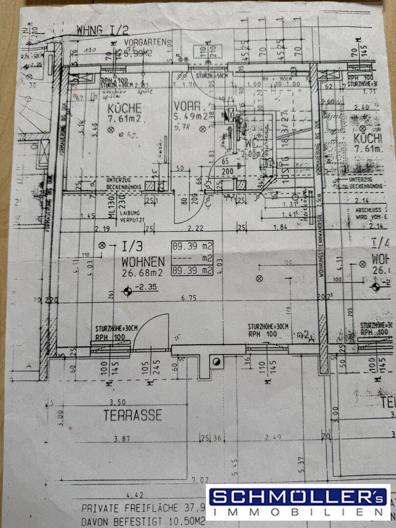 Grundriss zeigt eine Wohnung mit Küche, Wohnbereich, Vorgarten und einer großen Terrasse.