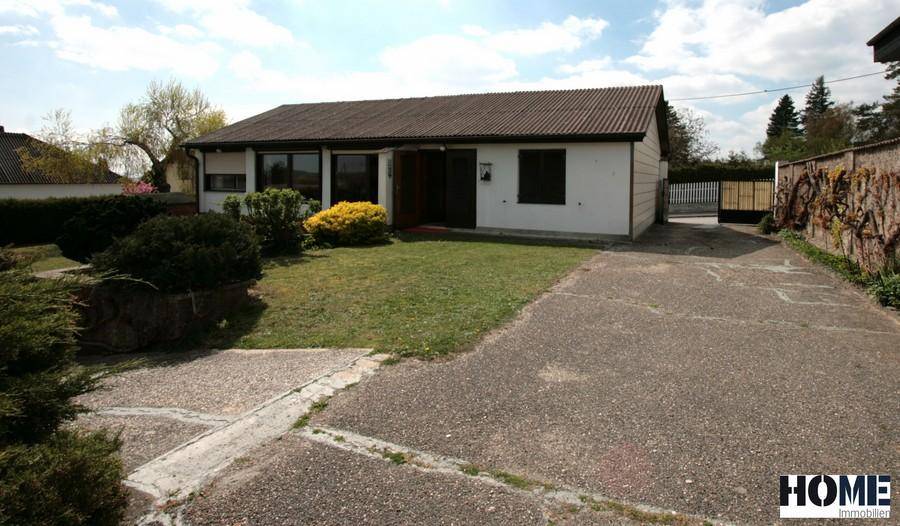 Vorderansicht des Hauses mit Einfahrt und Vorgarten.