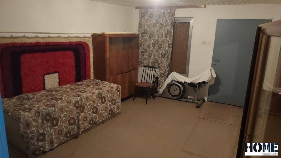 Schlafzimmer mit Teppichboden, einem Bett und einem Kleiderschrank im traditionellen Stil.
