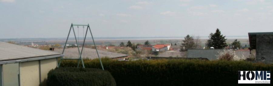 Panoramablick über die weite Landschaft mit Häusern und einem Schaukelgerüst.