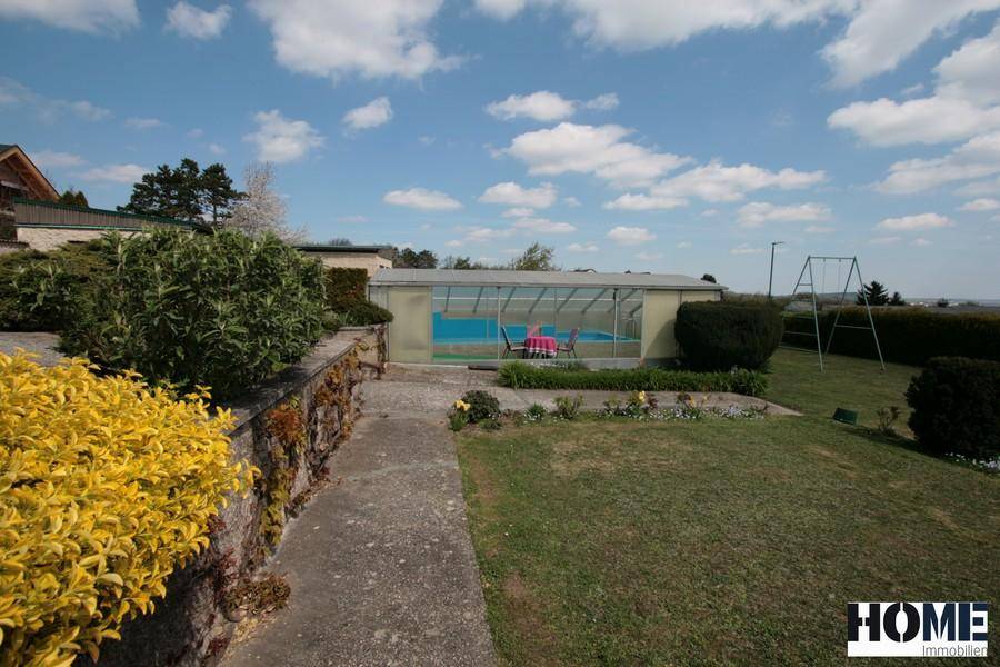 Großer Gartenbereich mit überdachtem Pool, Schaukel und weitem Blick in die Landschaft.